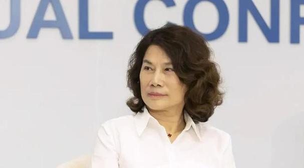 回顾董明珠中年丧夫被亲哥踢出族谱儿子40仍未婚