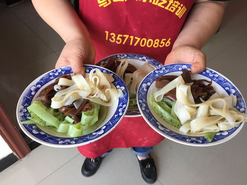 【胖东来赔偿风波】一碗擀面皮引发的近万赔偿，网友为何纷纷点赞？