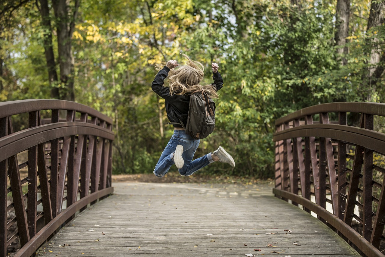 在繁忙的城市街道上，一名女子因在路中间行走而被鸣笛催促，心生不满后决定赌气不走，引发了交通堵塞和围观。这一事件不仅体现了城市交通的复杂性，也反映了行人和司机之间的沟通和理解问题。