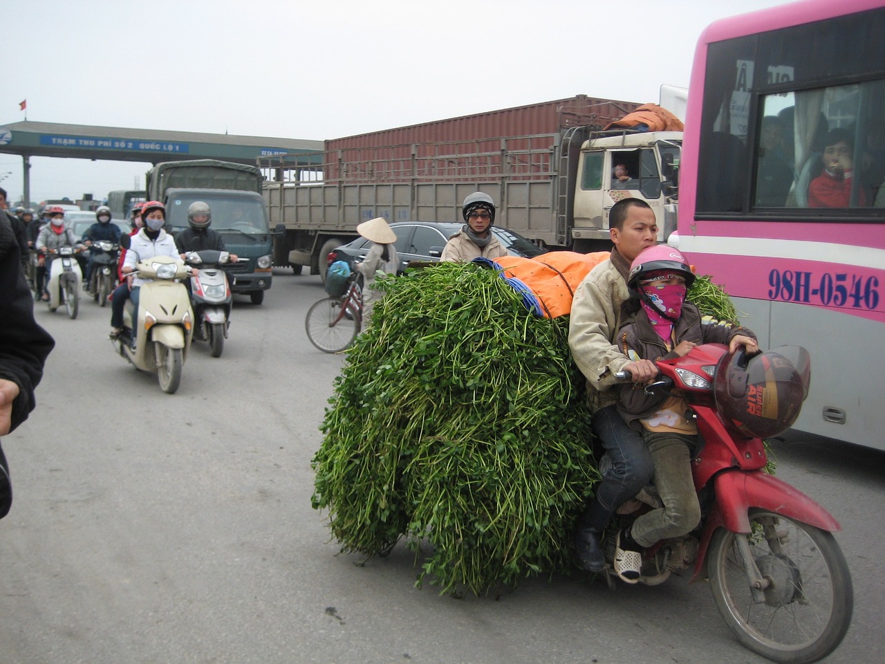 在繁忙的城市道路上，车辆来来往往，人们忙碌地穿梭其中。在这个繁忙的场景中，发生了一件令人意外的事情。