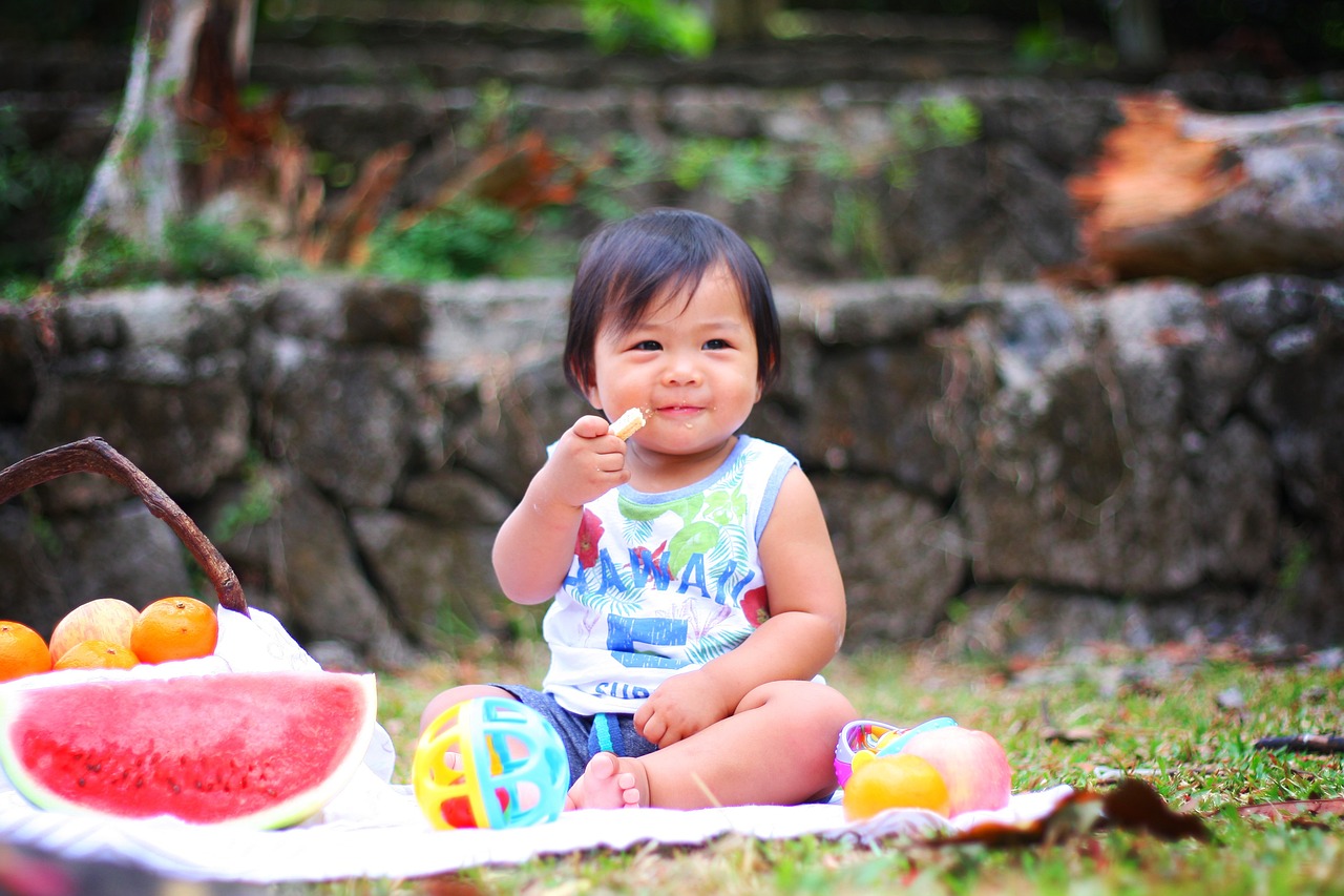 孩子摔下玩具，妈妈称安全带一碰就开