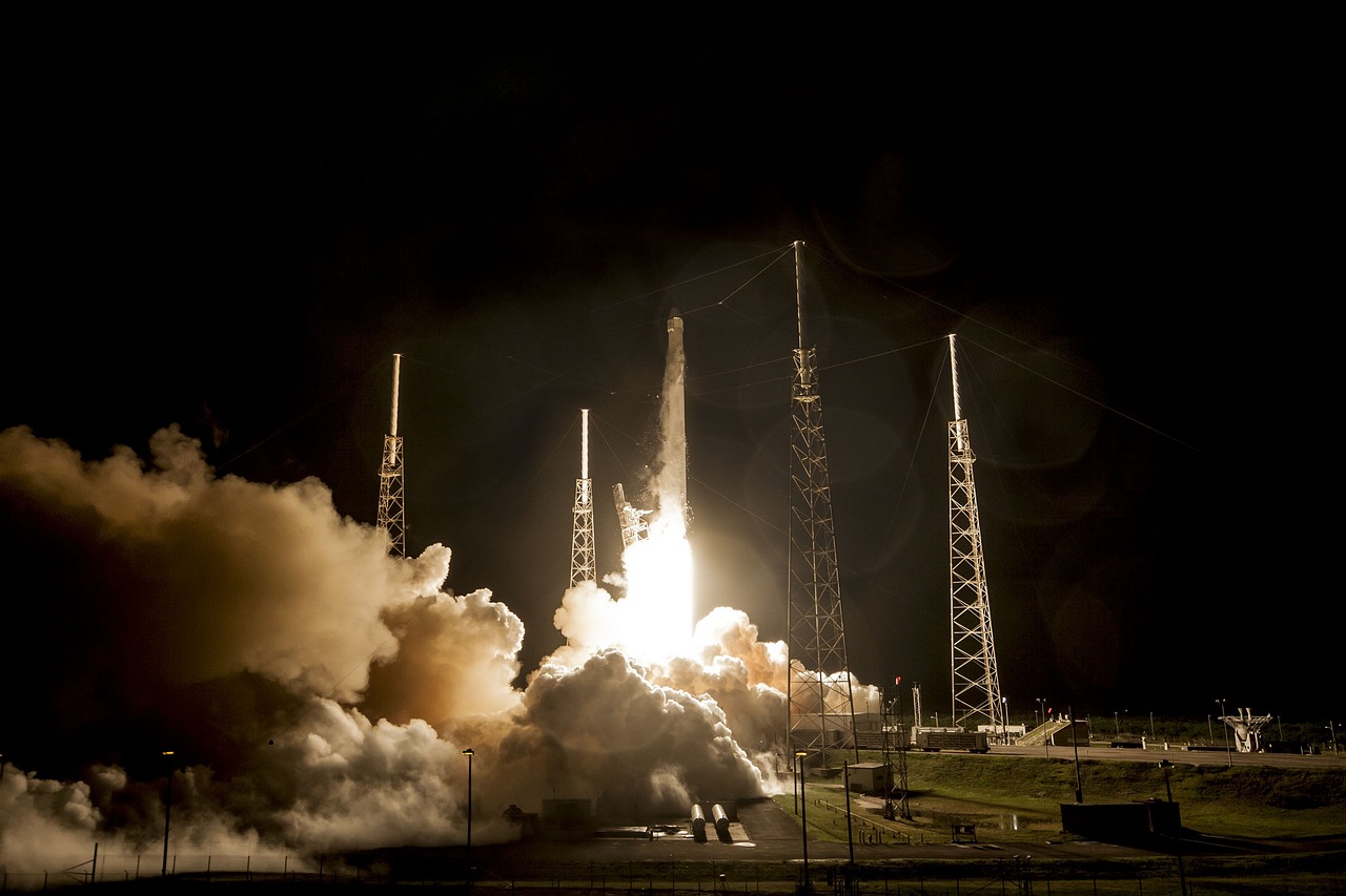 SpaceX发射塔首次成功回收火箭